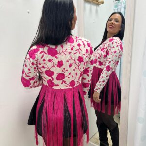 CHAQUETILLA BORDADA CON FLECOS BLANCA Y ROSA