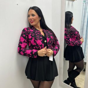 Chaquetilla negra flor rosa