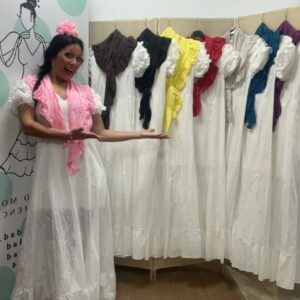 Bata blanca perforada con pico