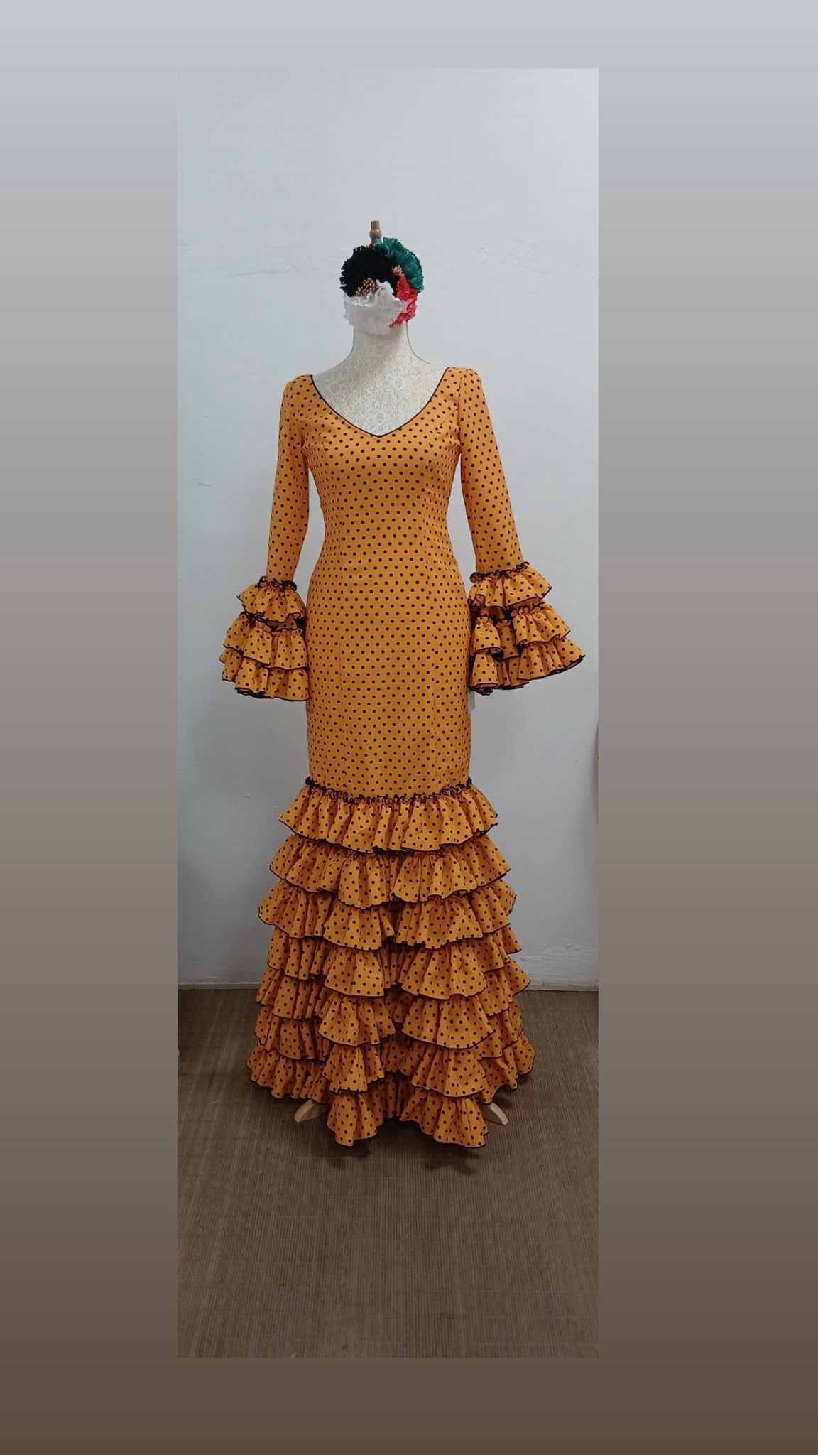 VESTIDO MARIQUILLA MOSTAZA LUNAR NEGRO , MULTIVOLANTE - Imagen 2