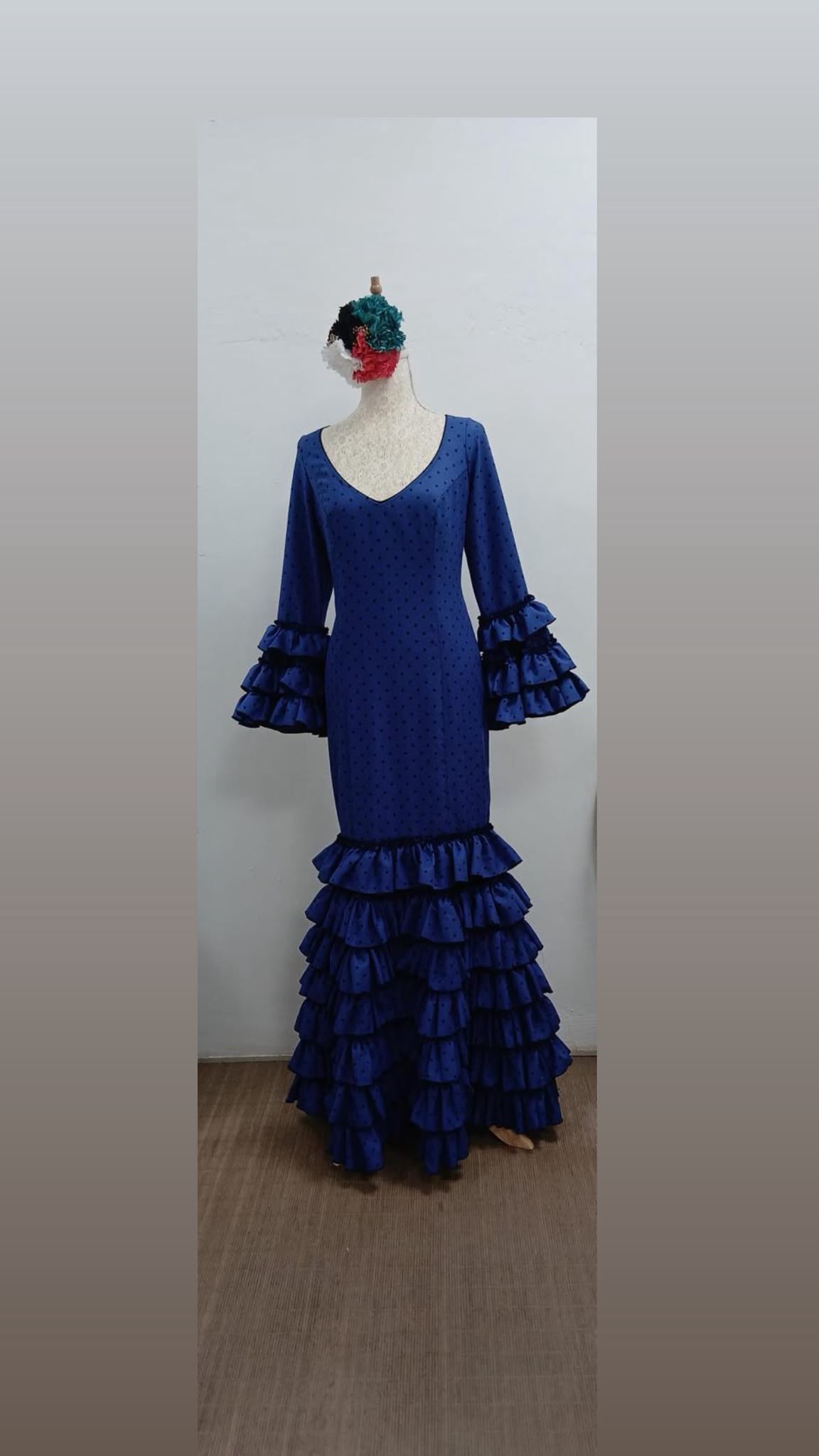 VESTIDO MARIQUILLA AZUL AÑIL LUNAR PEQUEÑO NEGRO , MULTIVOLANTE