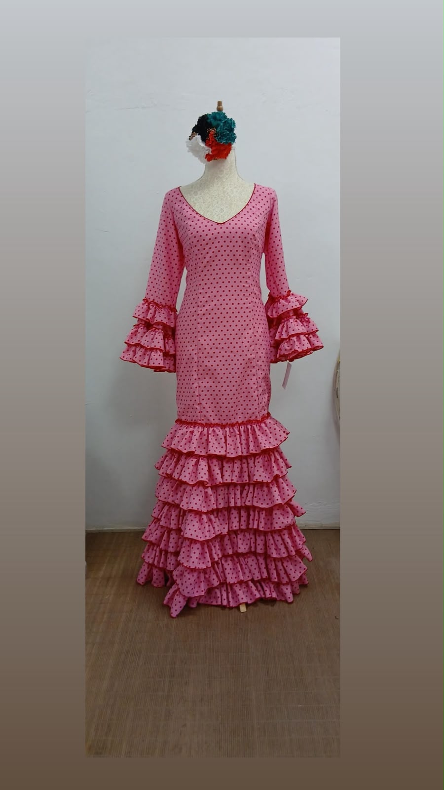 VESTIDO MARIQUILLA ROSA CHICLE LUNAR ROJO , MULTIVOLANTE - Imagen 2